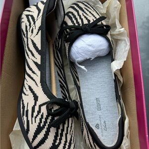 New clouds Tempers by Clarks sz 8 Carly Hope Black sand print